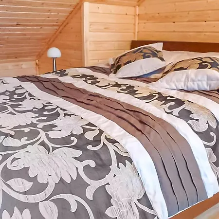 2 Bedroom Nice Home In Jezierzany Dom wakacyjny
